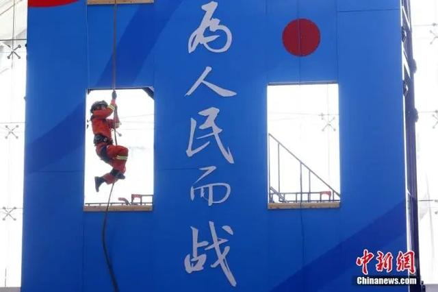 资料图：10月28日，全国消防行业职业技能大赛在江苏南京举行。中新社记者 泱波 摄