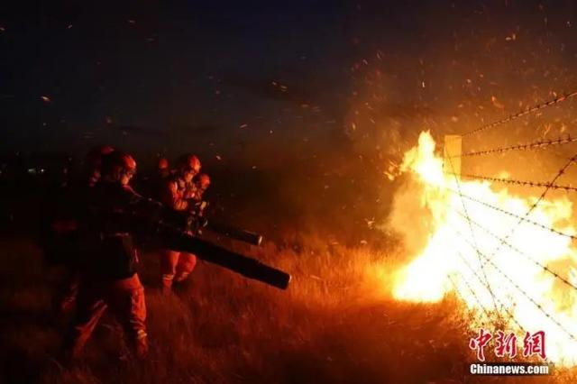 资料图：10月25日中午，内蒙古成功堵截蒙古国入境草原火。张彬彬 摄