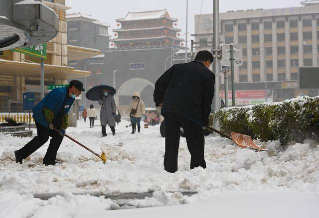 在沈阳市沈河区，保洁人员在铲雪。 图源：新华社