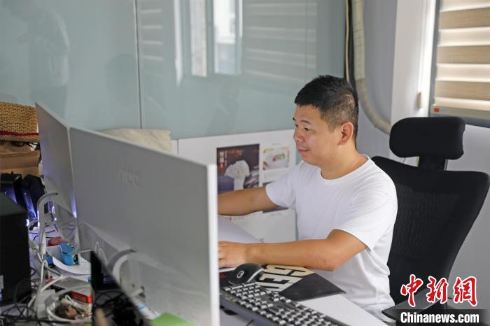 邹军林正在管理电商店铺。　熊明欢供图