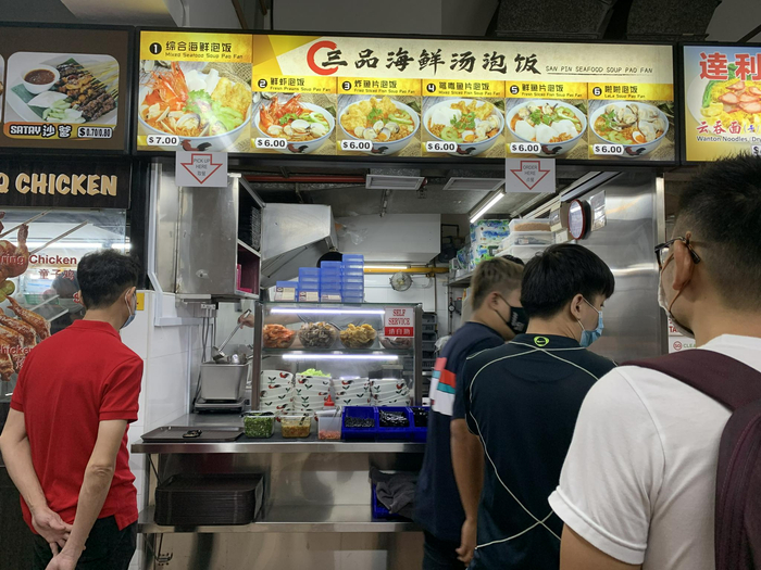 三品海鲜泡饭的主厨，曾是著名海鲜餐厅珍宝的主厨。