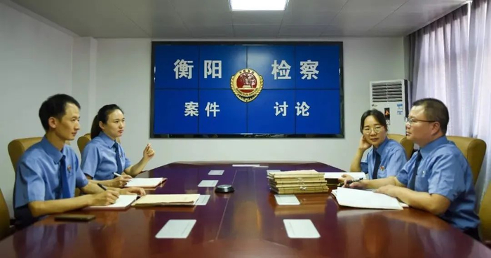 办案检察官正在讨论案件
