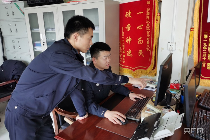 对可疑线索进行视频追踪研判。冯淑瑶 摄 央广网发