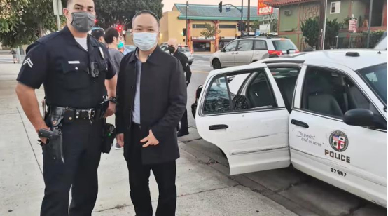 周教授（右）与当地警方。（  图源：美国《世界日报》）