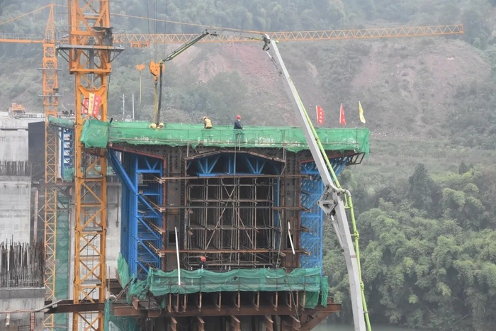忠县普（乐）水（坪）公路东溪河大桥建设快速推进（央广网发 中建路桥集团供图）