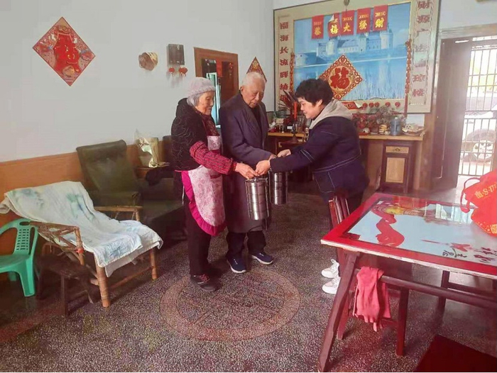 （姚圣明、姚圣英夫妇领取餐盒，赵君峰 摄，央广网发）