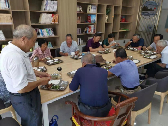 （老年人一起享用美味午餐，赵君峰 摄，央广网发）