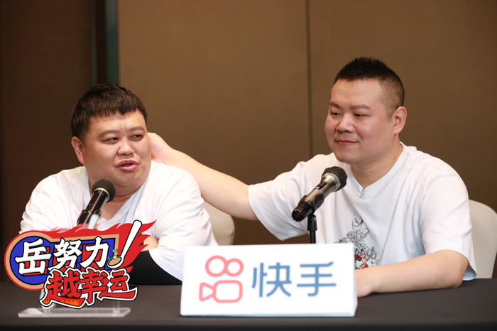 岳云鹏光头造型引发网友关心，本尊录视频回应：因手术“暂停营业”-岳云鹏薅头发