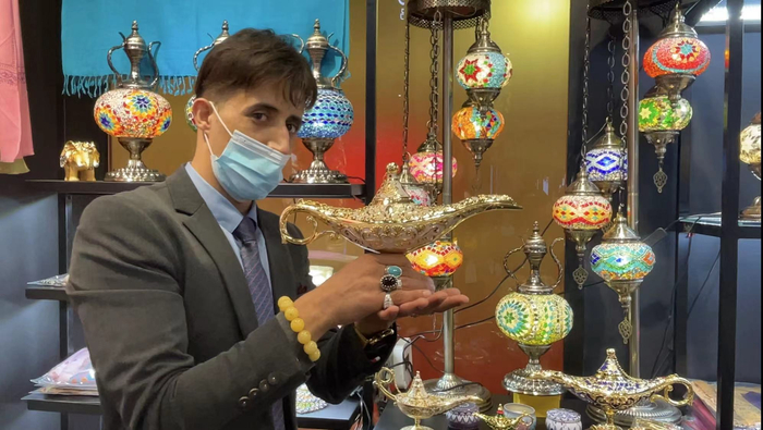 阿曼小伙阿拉丁展示“神灯”