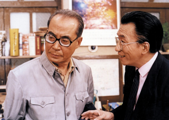 刘书友（左，张瞳饰）