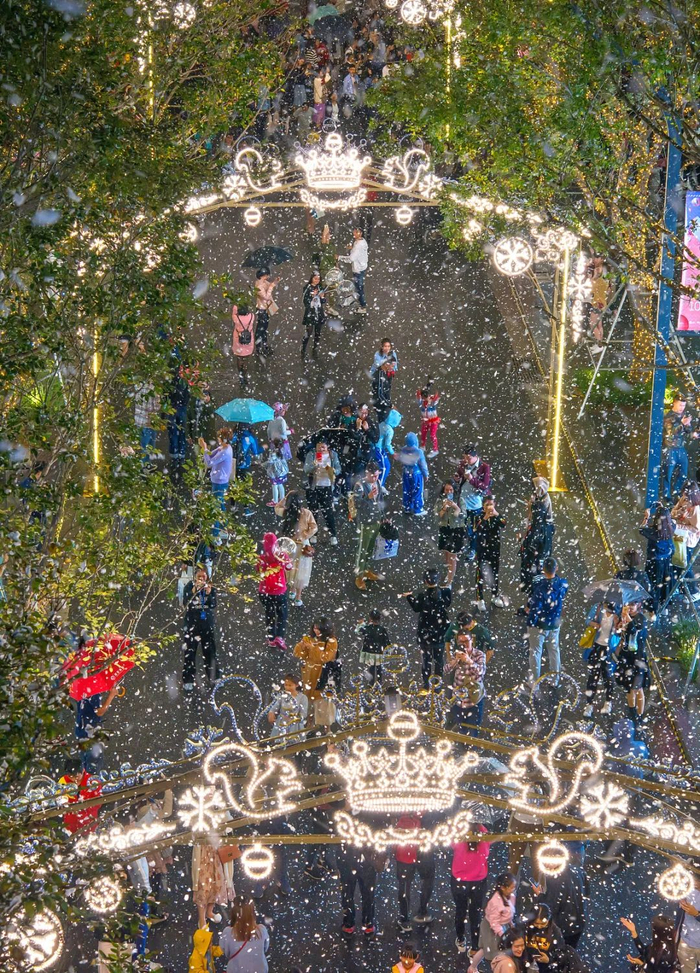 深圳下起圣诞“雪” 浪漫气氛如入童话世界。图/视觉中国