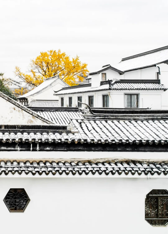 江苏苏州，初雪后的怡园。摄影/丁嘉一