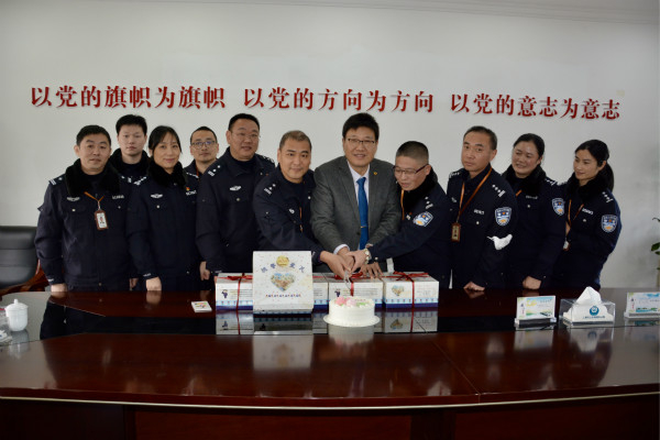 图说：郭翔和民警们一起切蛋糕。