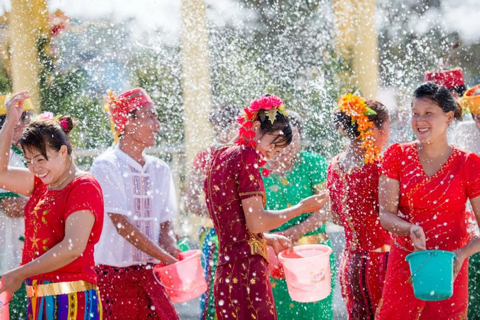 甩掉了“穷帽子”，傣族泼水狂欢。桂金再 摄