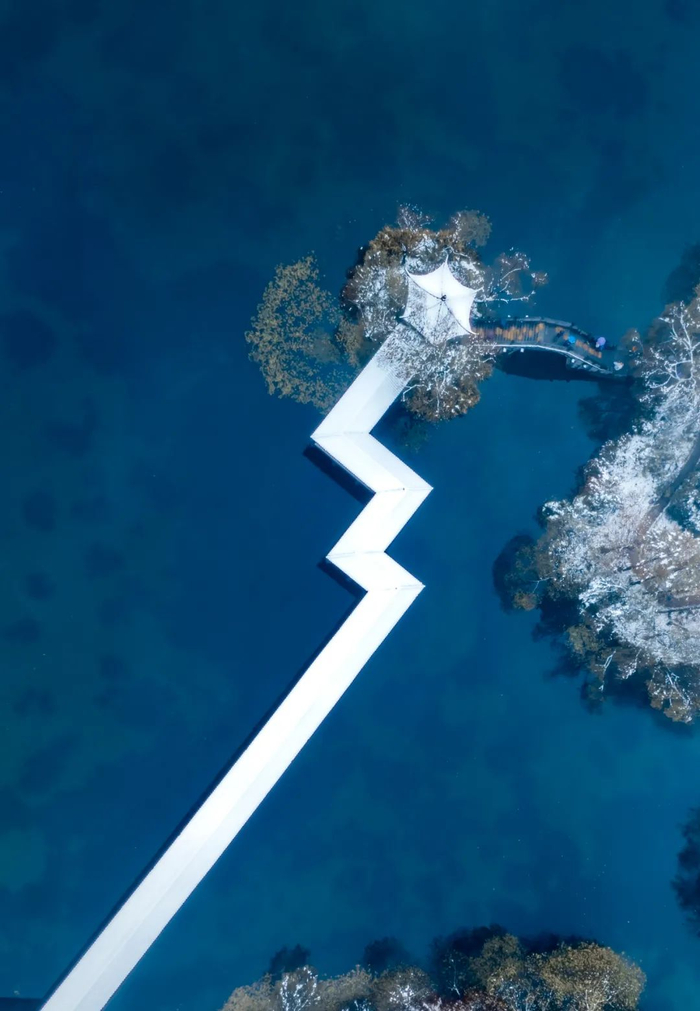 杭州浴鹄湾，湖中的亭子颇有“湖心亭看雪”的味道。摄影/韩阳