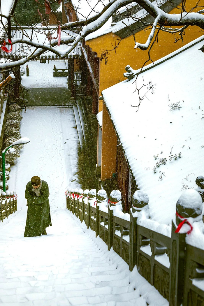 原诗做于湖南，图为广济寺，有人踏雪而归。摄影/方托马斯
