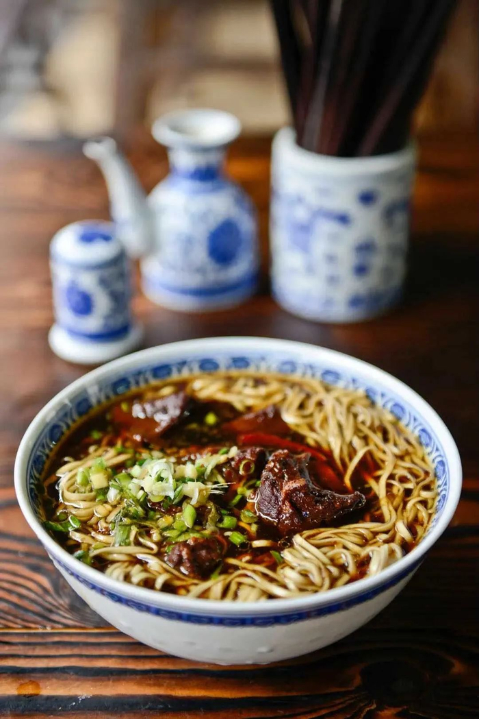 秋风一起，嘉兴的馆子里就开始售卖酥羊大面。图/视觉中国