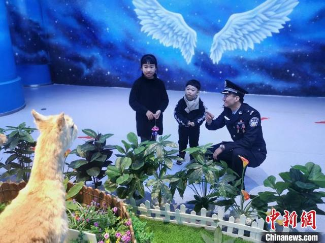 图为森林警察为小朋友科普野生动物保护知识。 文思睿 摄