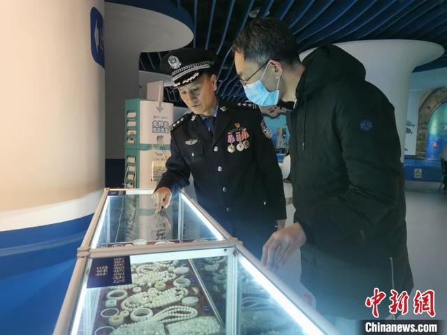 图为森林警察为游客讲解查获这些象牙制品过程中发生的真实故事。 文思睿 摄