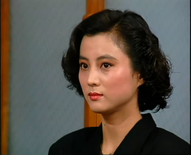 李玲玉在《编辑部的故事》第22集里饰演一个假机器人