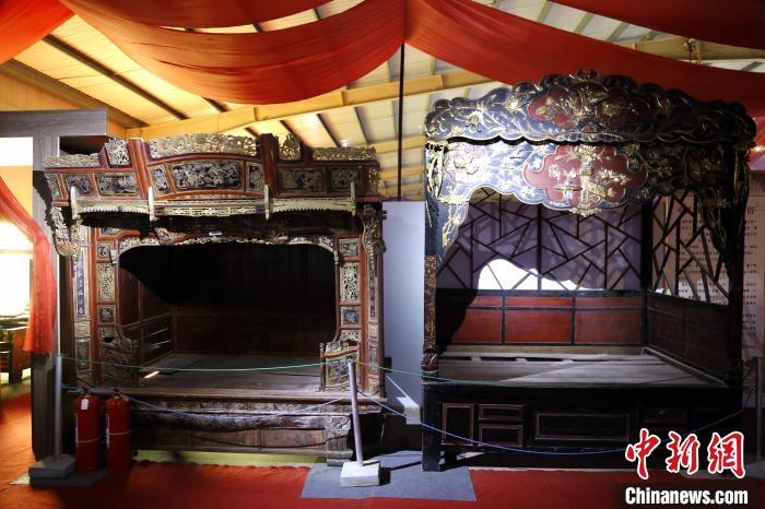 图为来自中国20多个省份的木质古床。古床在雕刻、镶瓷、纹路等方面极具地方特色，承载了中国民间文化和木雕工艺的精华。　沙见龙 摄