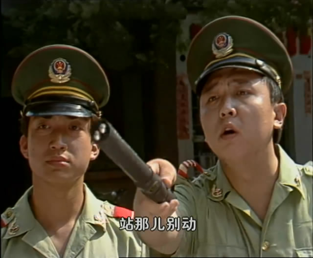 于谦（右）在《编辑部的故事》第3集里饰演一位民警