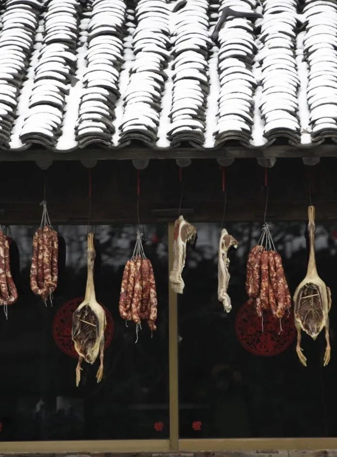 当腊肠开始霸占阳台的时候，空气中的腊味四散，是最幸福的年味。摄影/沈志成 图/《舌尖上的新年》