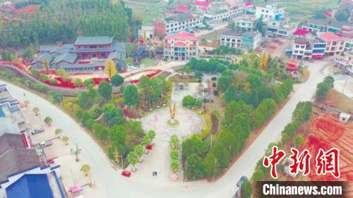 秋湖村方圆广场。　彭鹏 摄
