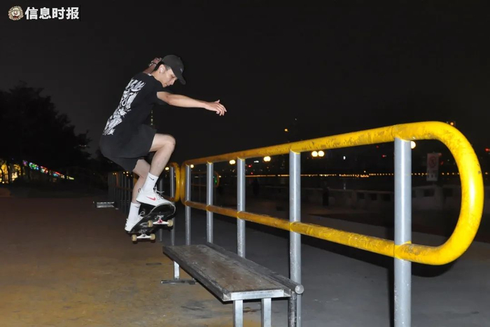 琶洲大桥底的滑板公园成了不少年轻人的聚集地。信息时报记者 陈引 摄