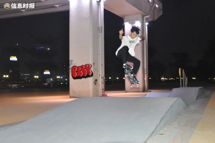 琶洲大桥底的滑板公园成了不少年轻人的聚集地。信息时报记者 陈引 摄