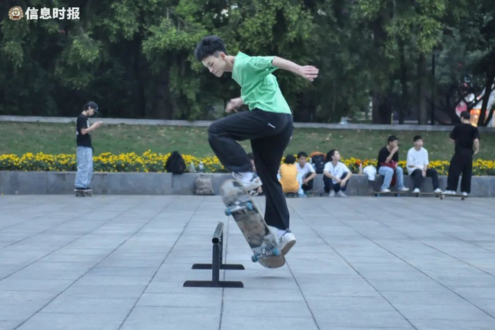 年轻人在英雄广场玩滑板。信息时报记者 陈引 摄