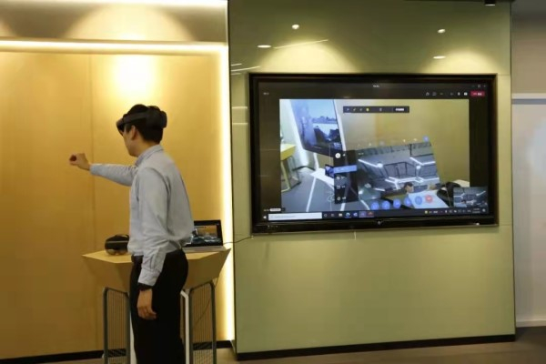 图说：工作人员在演示相关技术。今日闵行