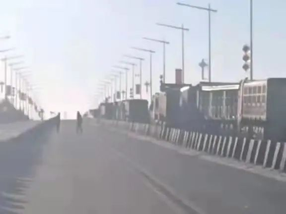 图3：陕西店塔高速11月9日堵车中（受访者供图）