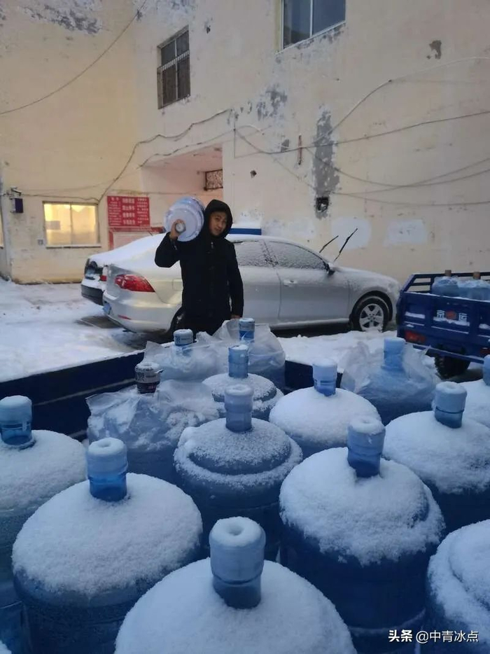 　　2021年11月8日，内蒙古通辽市遭遇特大暴雪，扎鲁特旗鲁北镇，在风雪中坚持送水的小哥。视觉中国供图