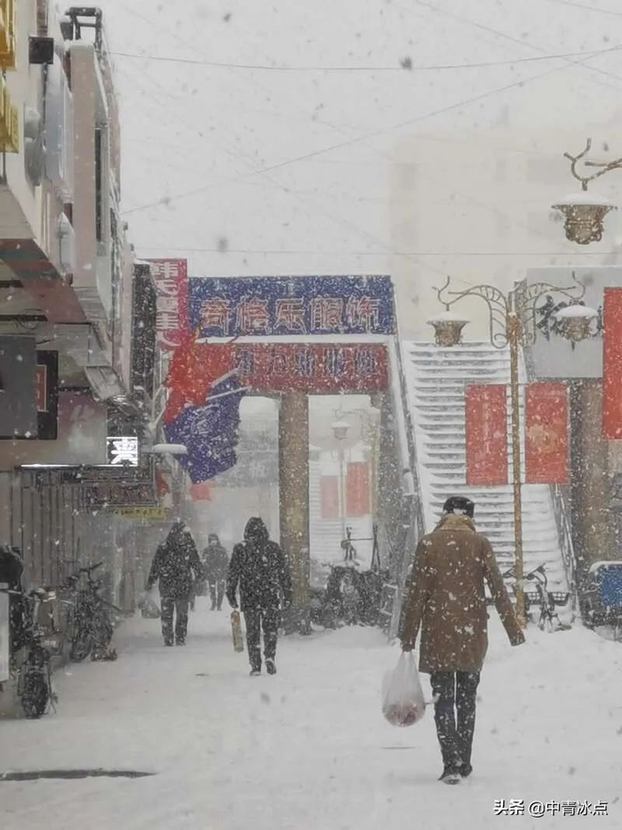 　　2021年11月8日，内蒙古通辽市遭遇特大暴雪，部分地区积雪没过膝盖，市民风雪中艰难出行。视觉中国供图