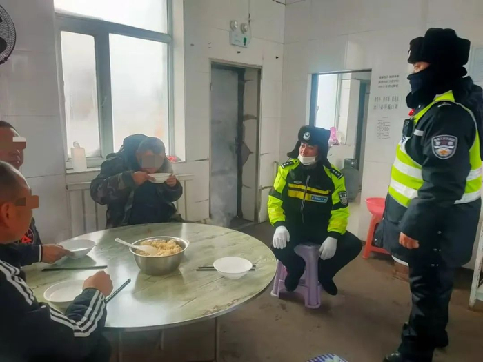 ▲11月9日下午，交警为滞留司机安排伙食，并陪同他们吃饭。受访者供图