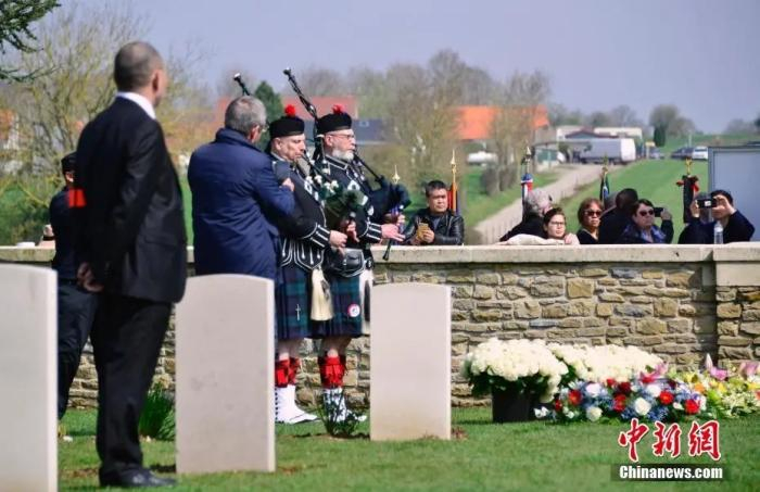 资料图：2018年，中法英共同举行纪念一战停战百年暨缅怀华工仪式。中新社记者 龙剑武 摄