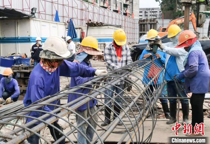 工人加工钢筋笼 周子琪 摄