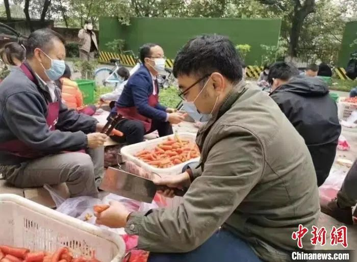 “疫下帮厨天团”整理新到的蔬菜。成都理工大学供图
