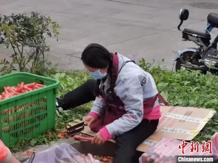 “疫下帮厨天团”整理新到的蔬菜。成都理工大学供图