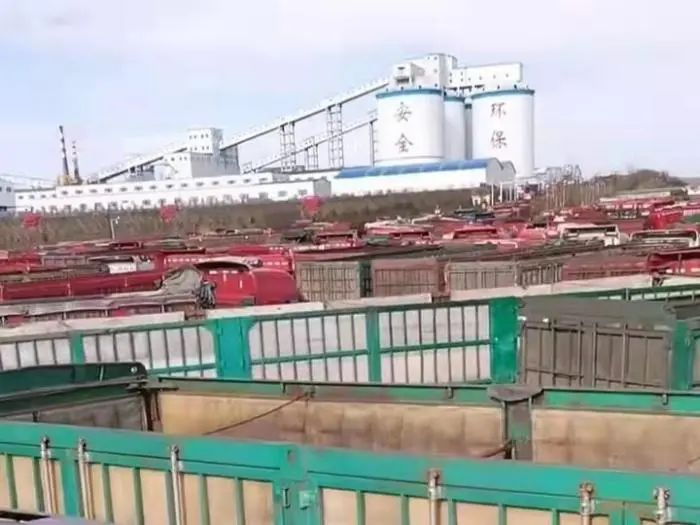 图1：矿场停放的待运空车（受访者提供）