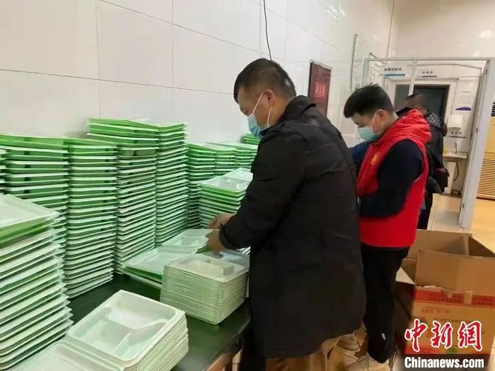 “疫下帮厨天团”在后厨帮忙。成都理工大学供图