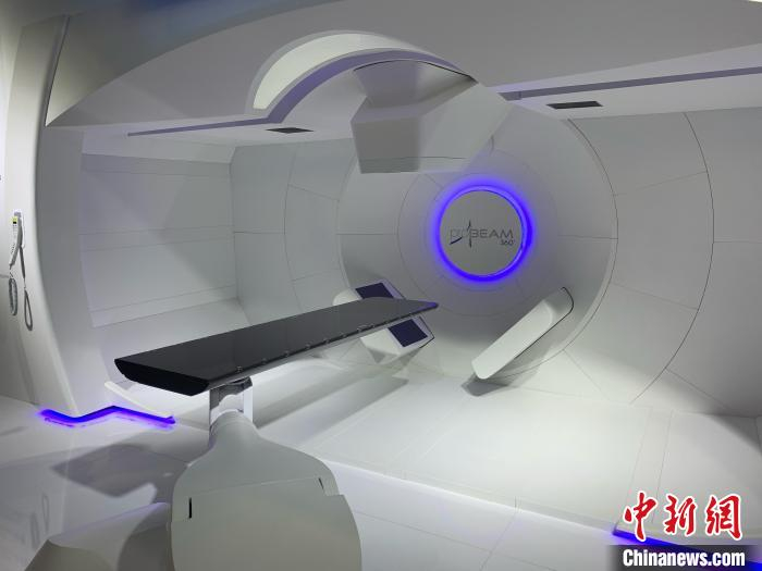 瓦里安医疗将与实际治疗室等比的ProBeam360°治疗室“搬”进了进博会现场。　李姝徵 摄