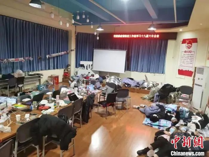 忙碌了一天的老师们。成都理工大学供图