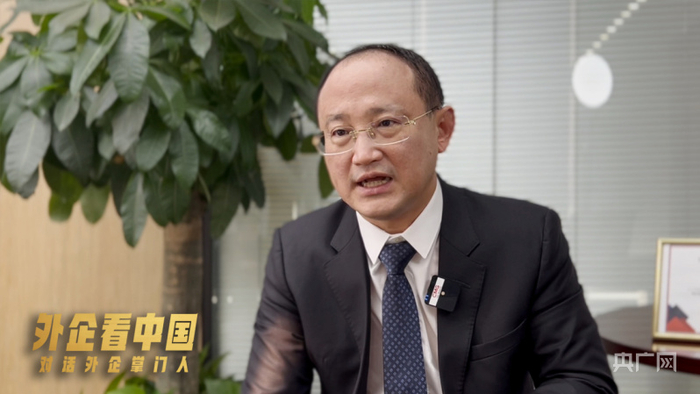 △喜德瑞中国区总裁谢新天接受总台记者采访