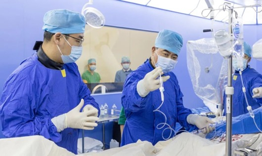 葛均波院士在冠脉介入手术过程中&nbsp;