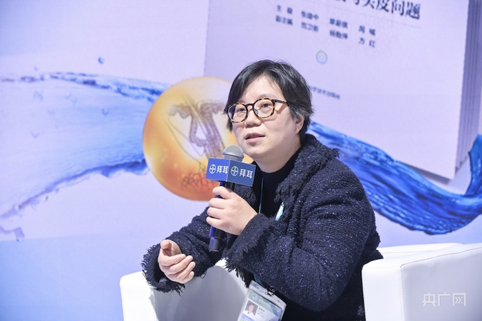 杨勤萍教授作科普介绍（央广网发 主办方供图）