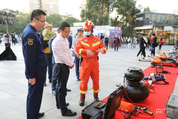 各领导、嘉宾现场观摩指导（央广网发 晋江市消防救援大队供图）