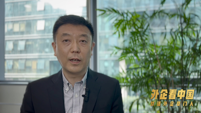 △肖特中国区总经理陈巍接受总台记者专访