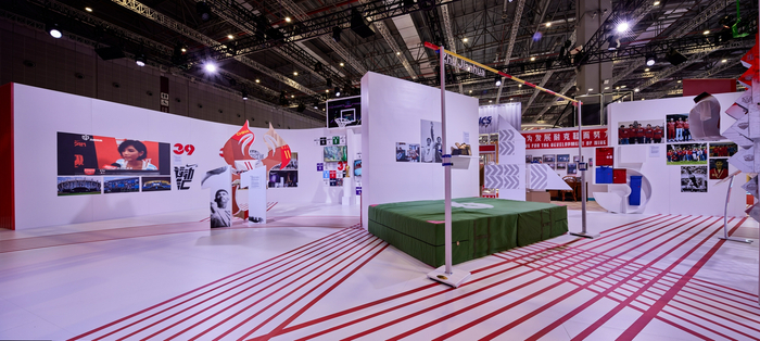 布置了跳高横杆的展台。